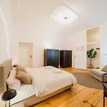 Homely - Luxurious, Spacious, Near Victory Column, River Apartament *