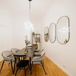 Homely - Luxurious, Spacious, Near Victory Column, River