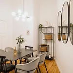 Homely - Luxurious, Spacious, Near Victory Column, River Apartament *