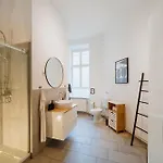 Homely - Luxurious, Spacious, Near Victory Column, River Apartament