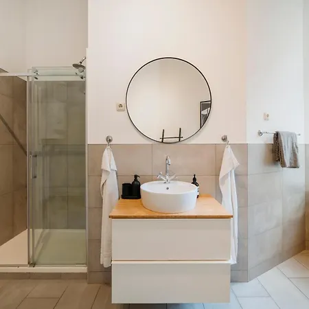 Homely - Luxurious, Spacious, Near Victory Column, River *