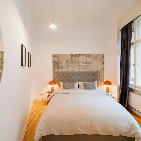 Homely - Luxurious, Spacious, Near Victory Column, River Apartment