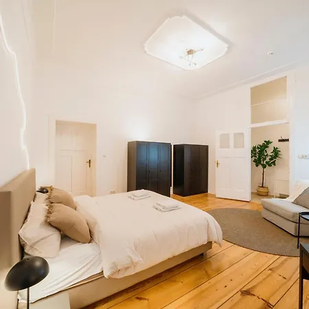 Homely - Luxurious, Spacious, Near Victory Column, River Lägenhet *