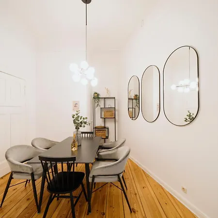 Homely - Luxurious, Spacious, Near Victory Column, River