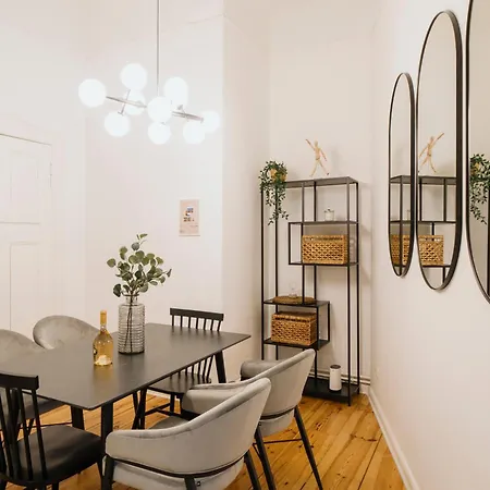 Homely - Luxurious, Spacious, Near Victory Column, River Apartmán *