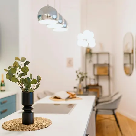 Lägenhet Homely - Luxurious, Spacious, Near Victory Column, River *