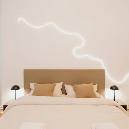 Homely - Luxurious, Spacious, Near Victory Column, River Apartmán
