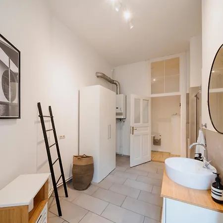 Homely - Luxurious, Spacious, Near Victory Column, River *