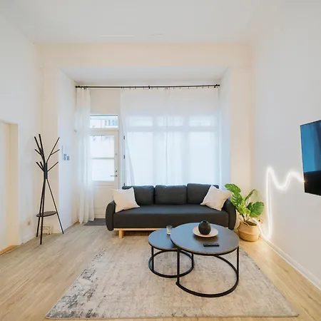 Homely - Luxurious, Spacious, Near Victory Column, River