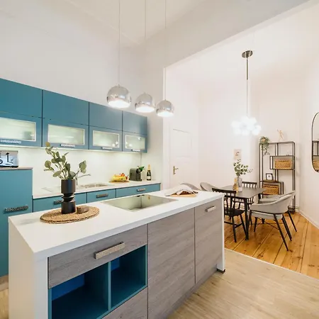 Homely - Luxurious, Spacious, Near Victory Column, River Lägenhet *