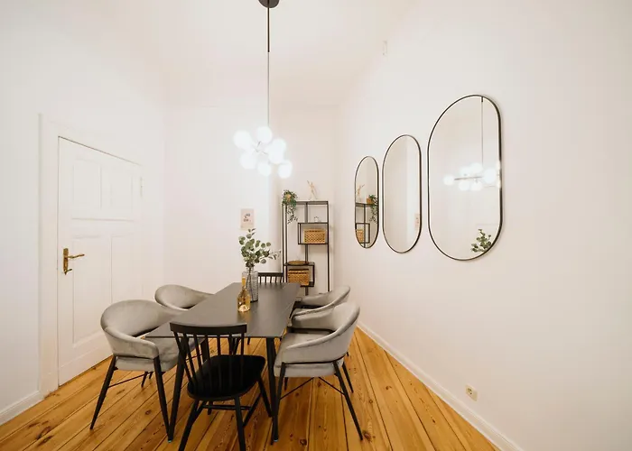 Homely - Luxurious, Spacious, Near Victory Column, River