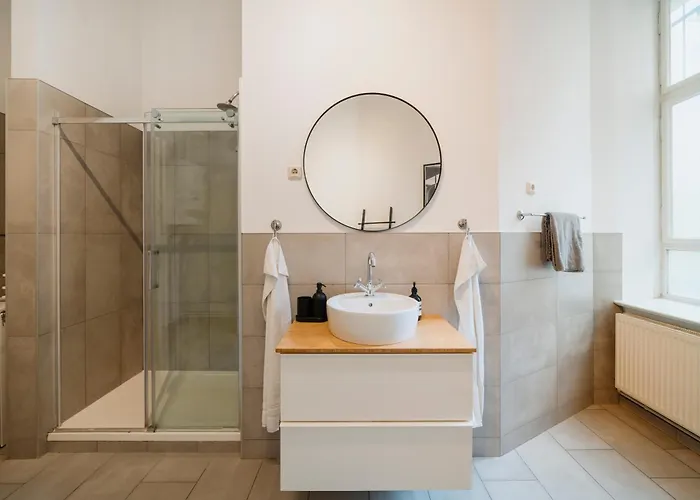 Homely - Luxurious, Spacious, Near Victory Column, River *