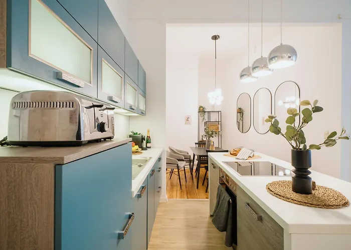 Homely - Luxurious, Spacious, Near Victory Column, River Apartamento *