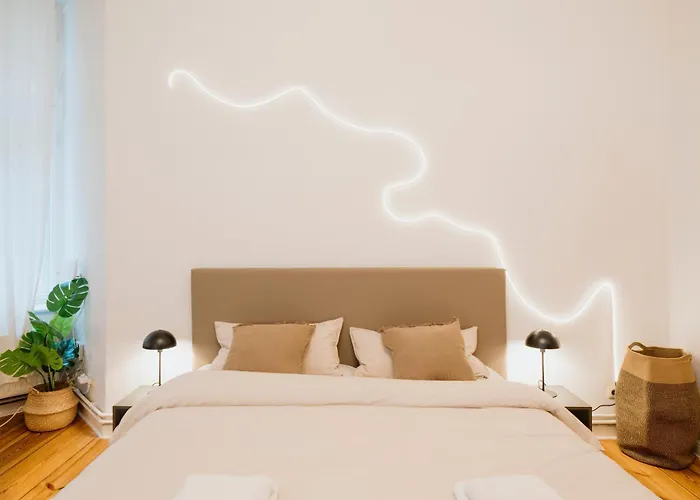 Homely - Luxurious, Spacious, Near Victory Column, River Apartamento