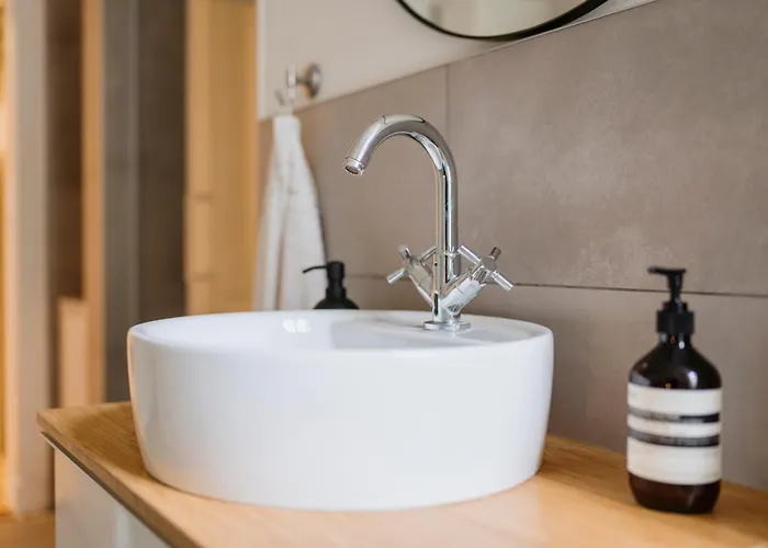 Homely - Luxurious, Spacious, Near Victory Column, River