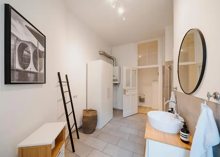 Homely - Luxurious, Spacious, Near Victory Column, River *