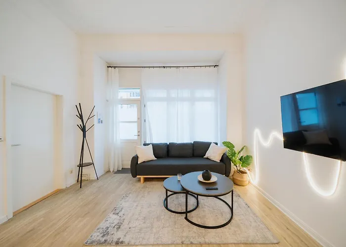 Homely - Luxurious, Spacious, Near Victory Column, River