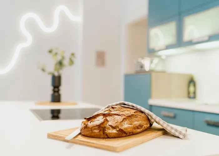 Homely - Luxurious, Spacious, Near Victory Column, River