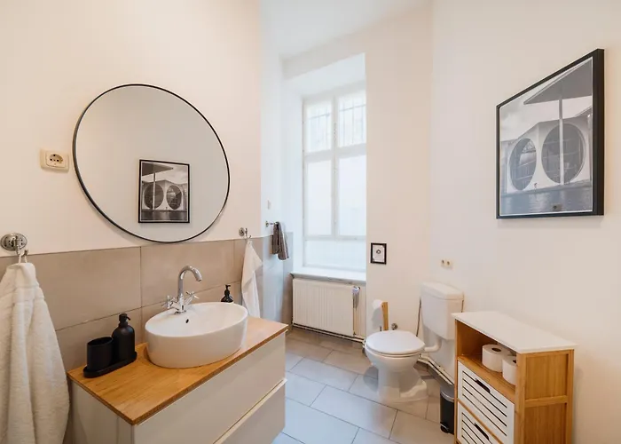 Homely - Luxurious, Spacious, Near Victory Column, River Apartamento Berlín