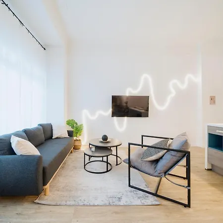 Apartman Homely - Luxurious, Spacious, Near Victory Column, River *