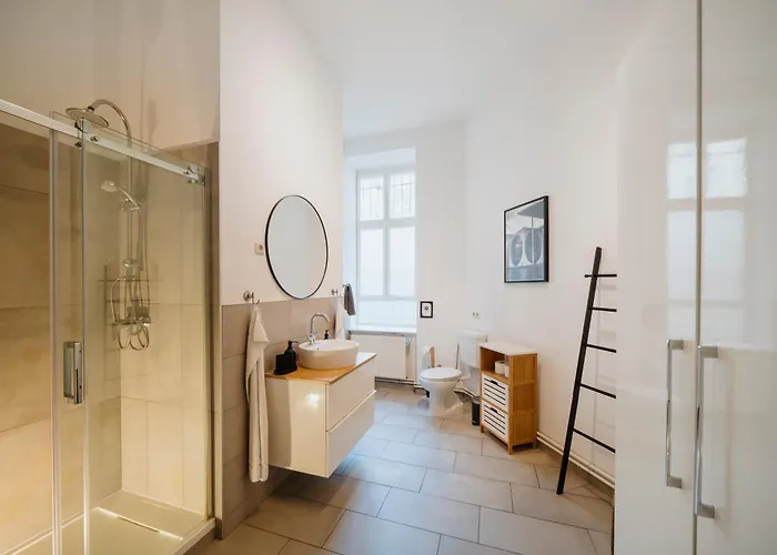 Homely - Luxurious, Spacious, Near Victory Column, River Apartman