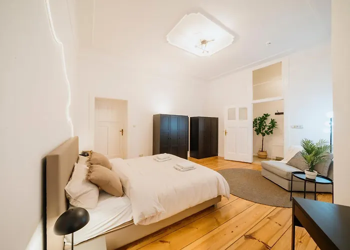 Homely - Luxurious, Spacious, Near Victory Column, River Apartman *