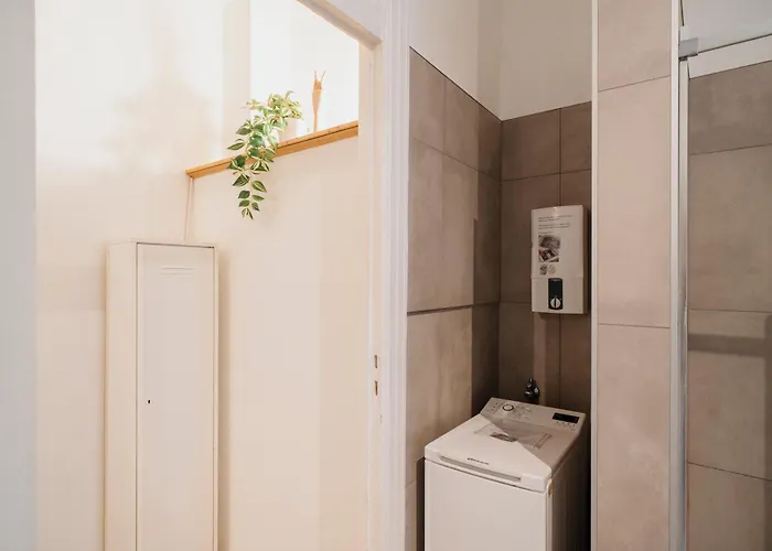 Homely - Luxurious, Spacious, Near Victory Column, River Apartman