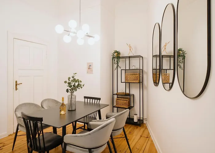 Homely - Luxurious, Spacious, Near Victory Column, River Apartman *