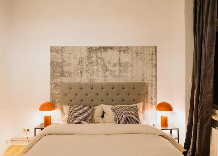 Homely - Luxurious, Spacious, Near Victory Column, River Appartement