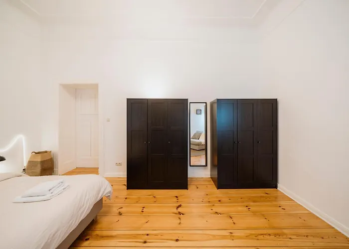 Homely - Luxurious, Spacious, Near Victory Column, River Appartement Berlijn