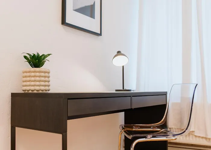 Homely - Luxurious, Spacious, Near Victory Column, River