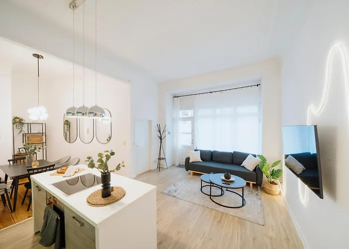 Homely - Luxurious, Spacious, Near Victory Column, River