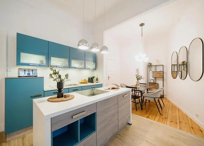 Homely - Luxurious, Spacious, Near Victory Column, River Apartman *