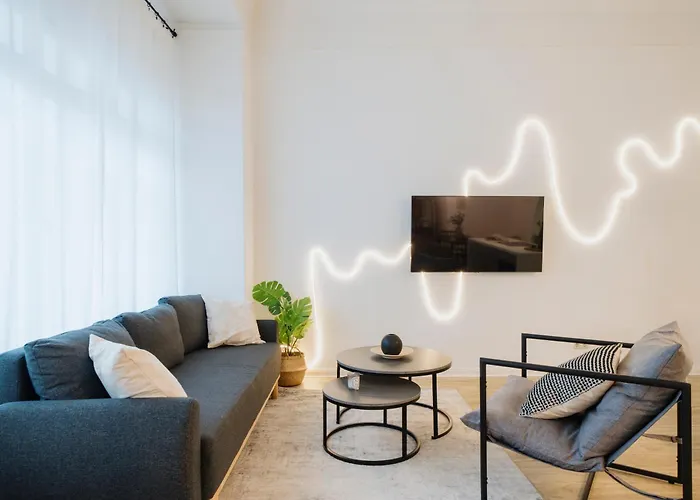 Apartman Homely - Luxurious, Spacious, Near Victory Column, River *